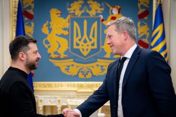In this photo provided by the Ukrainian Presidential Press Office, Ukrainian President Volodymyr Zelenskyy, left, shakes hands with U.S. Secretary of the Army Dan Driscoll in Kyiv, Ukraine, Thursday, Nov. 20, 2025. (Ukrainian Presidential Press Office via AP)