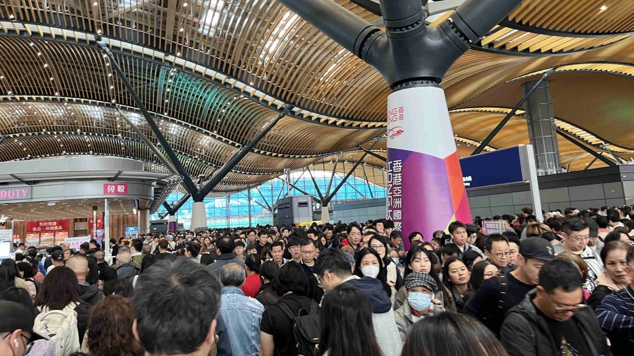 Thousands stuck for hours at Hong Kong-Zhuhai-Macau Bridge on Christmas Day