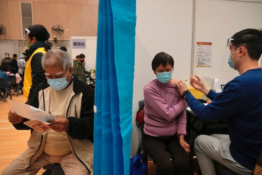 Residents receive Covid-19 vaccines in Hong Kong on Feb. 25, 2022. Photo: VCG