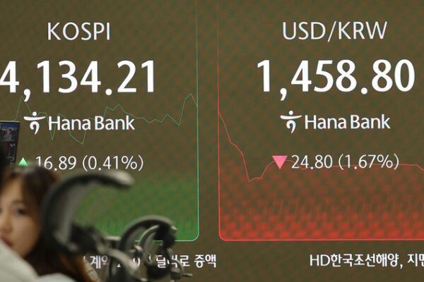 An electronic trading board at Hana Bank headquarters in central Seoul shows the won-dollar exchange rate falling to the 1,450 range following financial authorities’ intervention on Wednesday. Yonhap