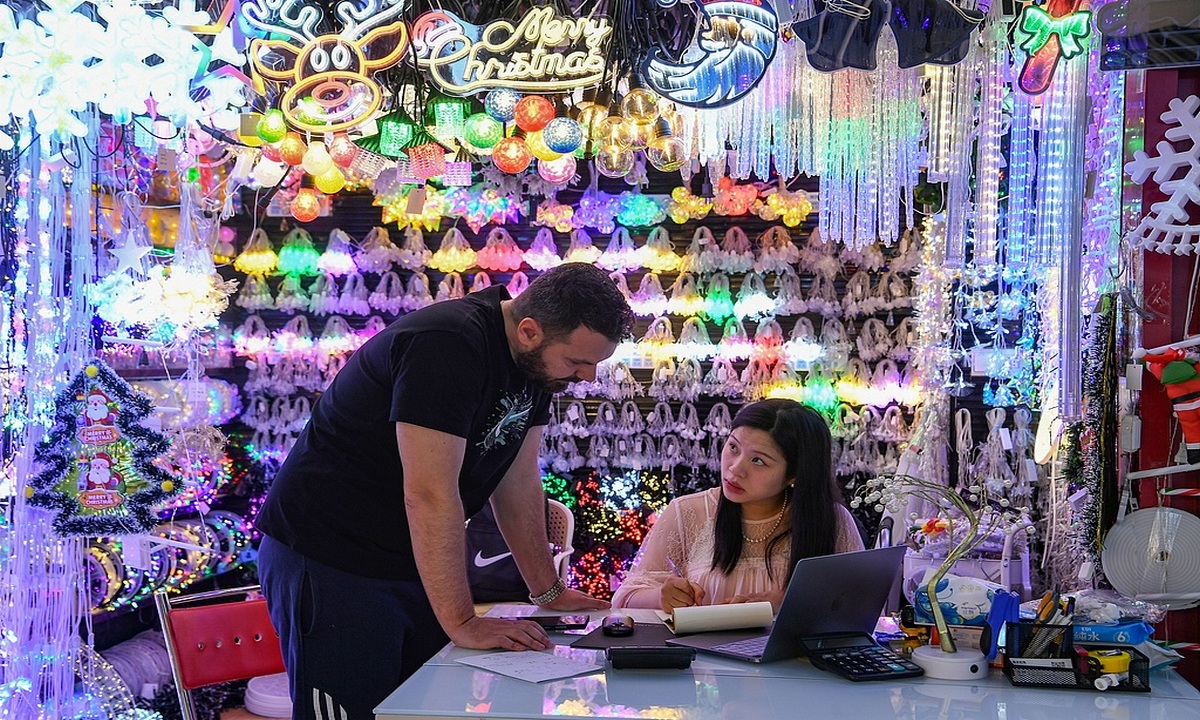 A foreign buyer selects Christmas decorations at the Yiwu International Trade Market in Yiwu, East China's Zhejiang Province on May 13, 2025. Many foreign merchants have flocked to the world's capital of small commodities to place orders, indicating strong overseas demand for Chinese goods. Photo: VCG
