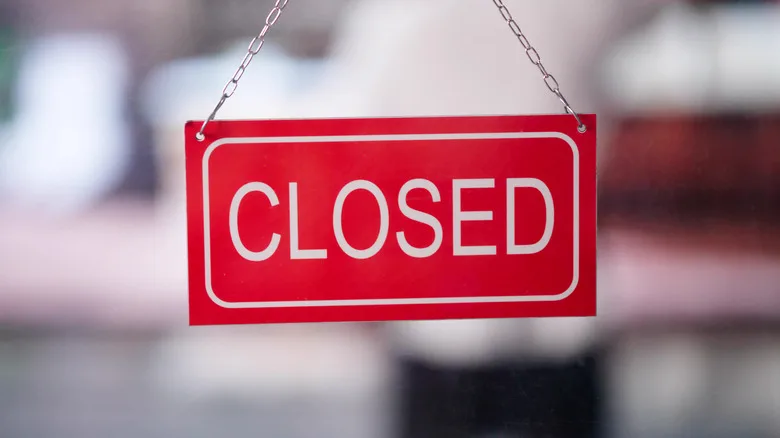 A big red side that says "closed" in all capital letters.