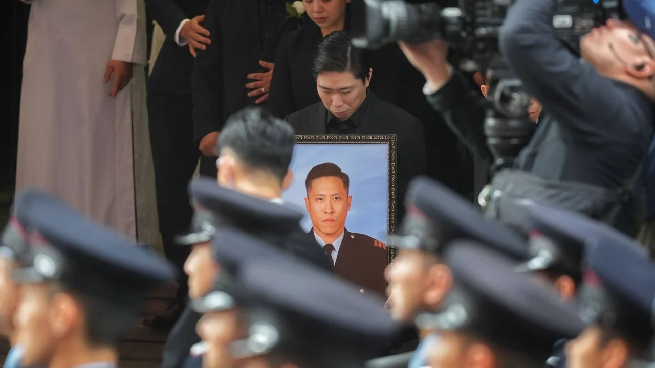 Developing | Fallen firefighter honoured in funeral rites as Hongkongers gather to pay last respects