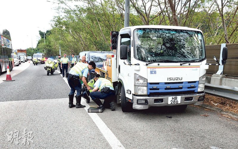 站路肩拖車司機捱貨車撞 - 20251230 - 港聞 - 每日明報