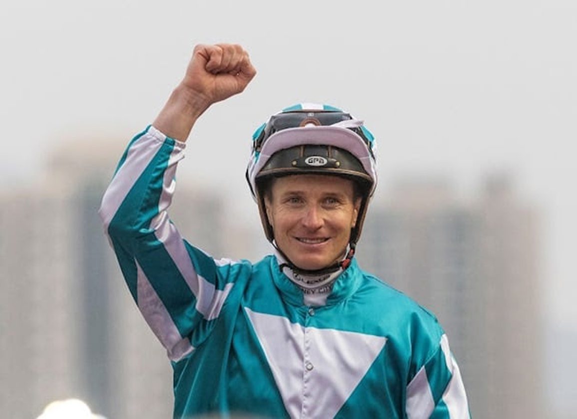 Hong Kong Runners Thrill Fans At Sha Tin