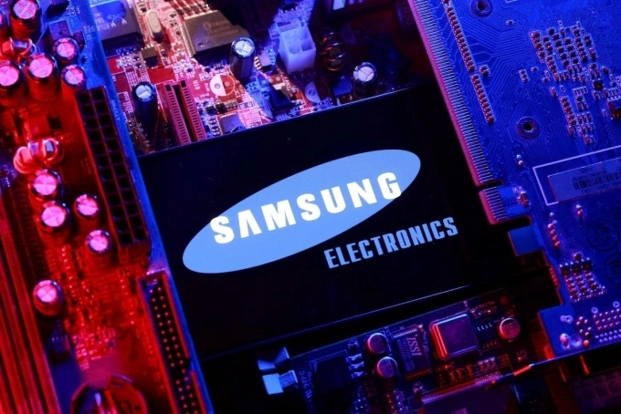 A Samsung Electronics logo and a computer motherboard appear in this illustration taken Aug. 25, 2025. Photo by Reuters