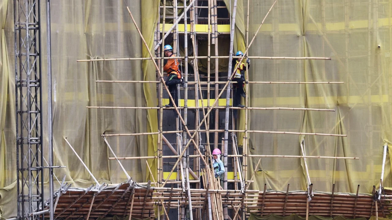 Hong Kong developers push for blanket smoking ban at construction sites after deadly fire