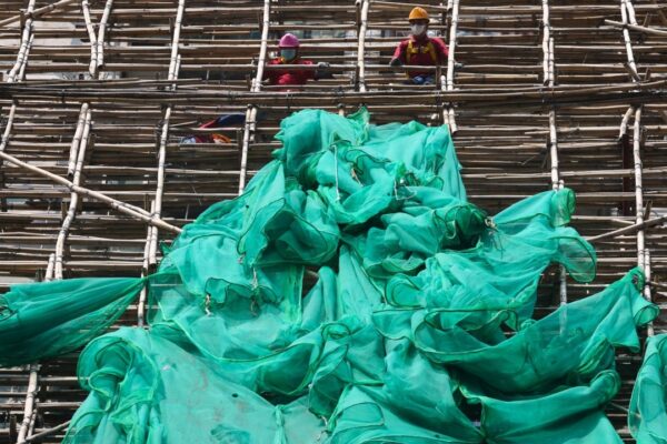 Probe into suspected fake scaffolding net certificates widened to 6 Hong Kong estates