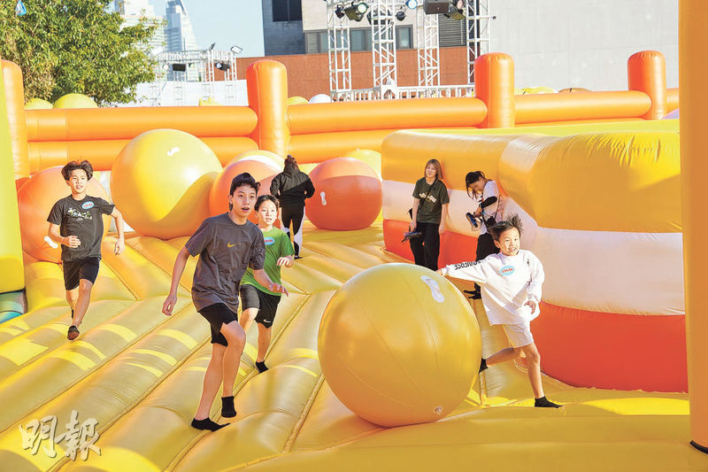 【Emily】西九Balloon Park開幕 加菲貓海綿寶寶齊齊玩 - 20251216 - 港聞 - 每日明報