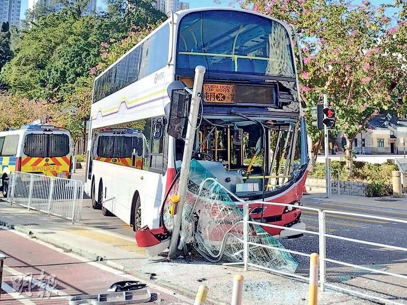 港鐵巴士撞校巴 司機保母4學童輕傷 - 20251216 - 港聞 - 每日明報