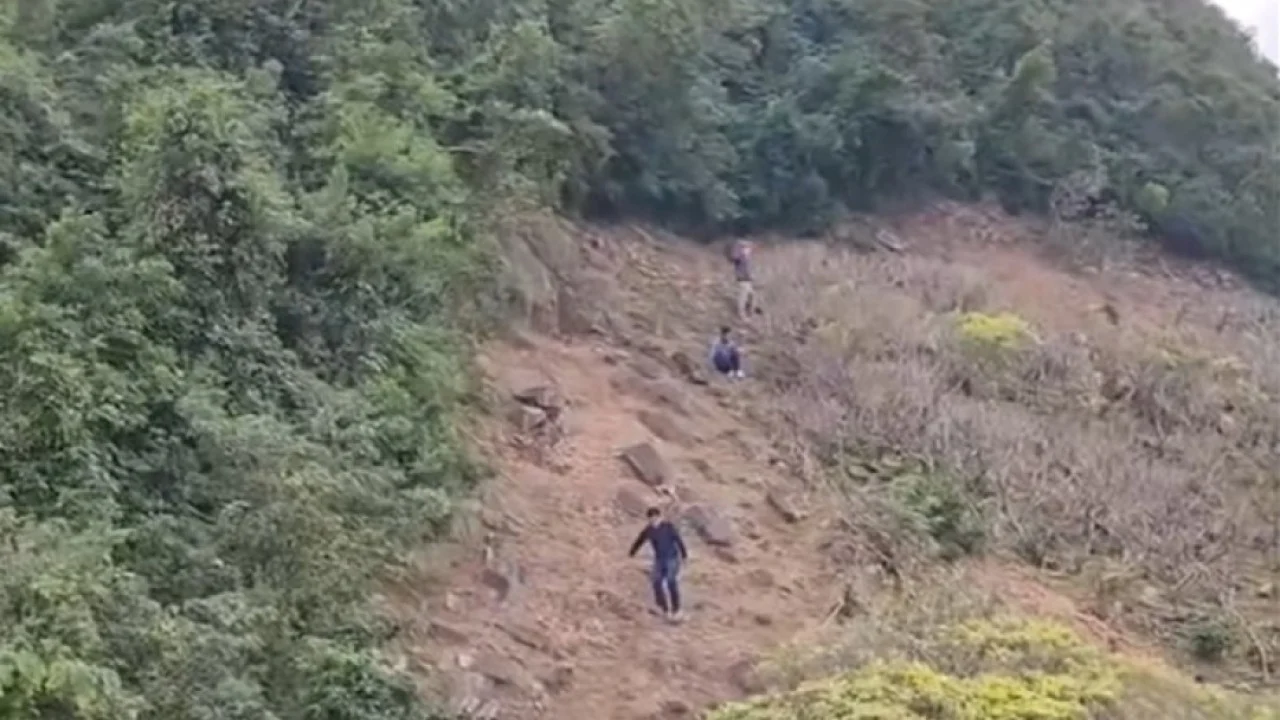 Clip of 3 hikers scaling slope at Hong Kong’s Ocean Park goes viral