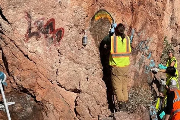 Love Lake Mead volunteers removing graffiti from rocks
