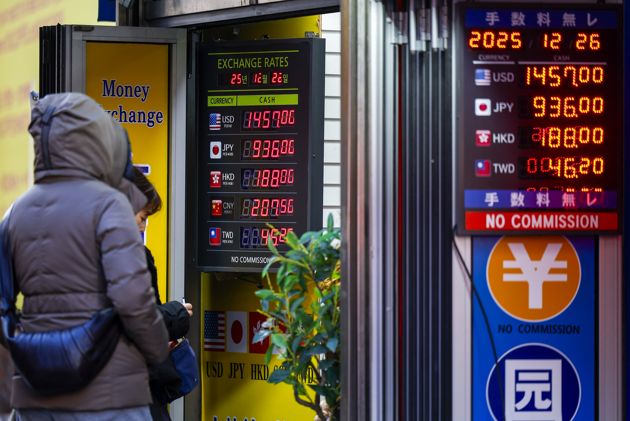 A screen at a currency exchange shop in Myeong-dong, central Seoul, displays the won’s value against major currencies, Friday. (Newsis)