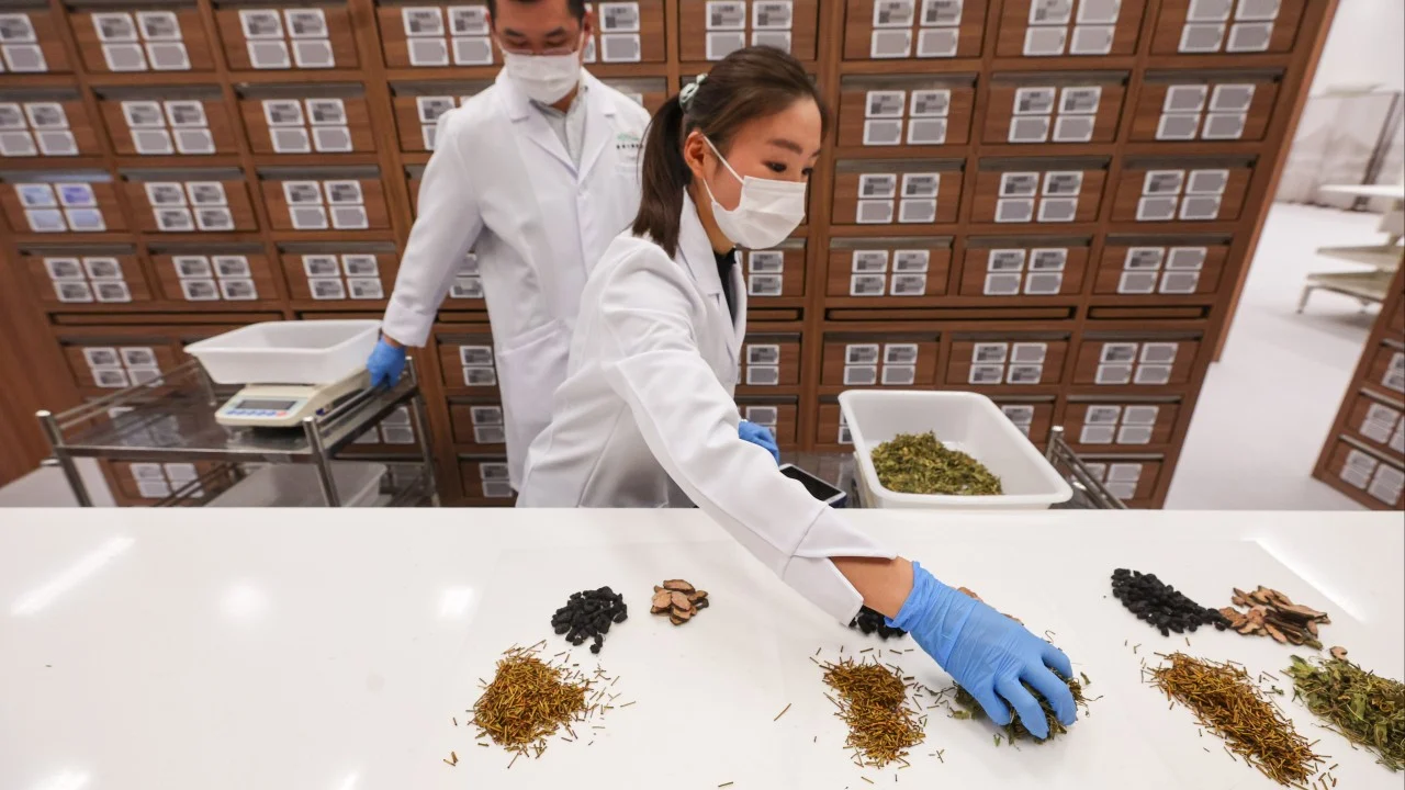 4 in 10 Hongkongers struggle to distinguish Chinese medicine from supplements