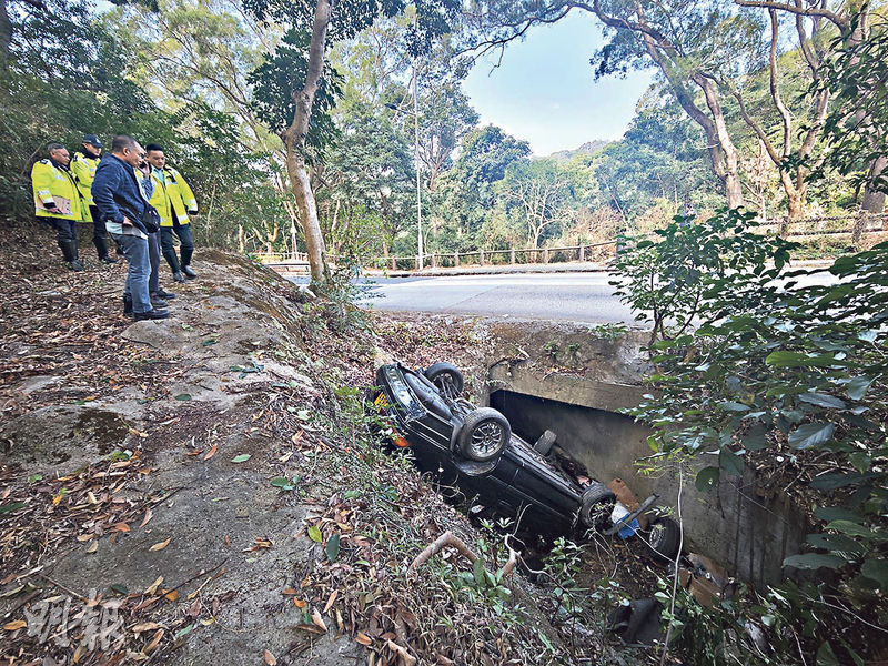 私家車荃錦公路墜坑反肚 司機傷頸 - 20260130 - 港聞 - 每日明報