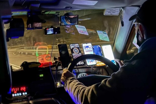 Hong Kong taxi drivers criticised for bypassing mobile device restrictions