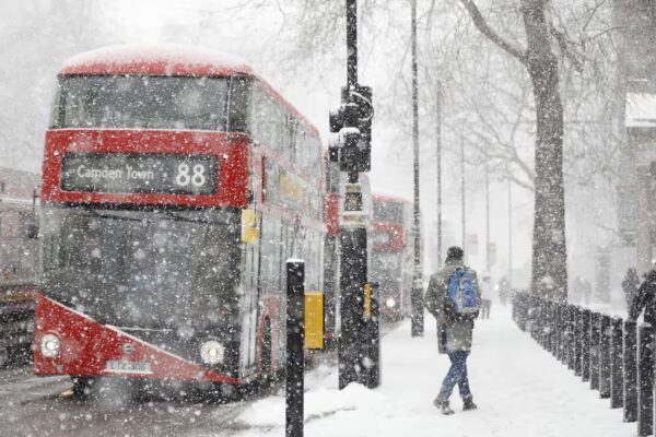 TOPSHOT - A blizzard hits central London as temperatures remain below freezing on February 28, 2018. - Europe remained Wednesday gripped by a blast of Siberian weather which has killed at least 24 people and carpeted palm-lined Mediterranean beaches in snow. (Photo by Tolga AKMEN / AFP)        (Photo credit should read TOLGA AKMEN/AFP via Getty Images)