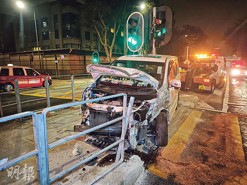 七人車燈位撞前車 司機棄車走 - 20260129 - 港聞 - 每日明報
