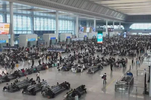 China sees return travel rush as Near Year holiday comes to end