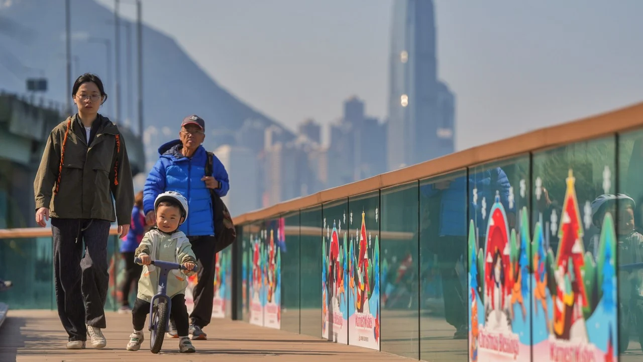 Temperature in Hong Kong falls to 11.4 degrees Celsius, the lowest this winter
