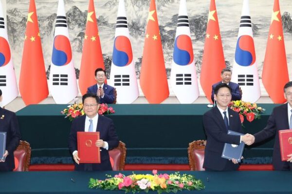 From left, Korean Industry Minister Kim Jung-kwan and Chinese Commerce Minister Wang Wentao, and Korean Food and Drug Safety Minister Oh Yu-kyung and Sun Meijun, director general of China's General Administration of Customs, attend signing ceremonies for agreements on the establishment of a commercial cooperation dialogue and on food safety cooperation, respectively, with attendance by President Lee Jae Myung  and Chinese President Xi Jinping, right in the second row, at the Great Hall of the People in Beijing, Monday. Yonhap