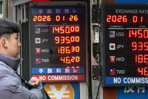A customer at a foreign exchange counter converts currencies in Myeongdong in central Seoul on Jan. 26. [NEWS1]