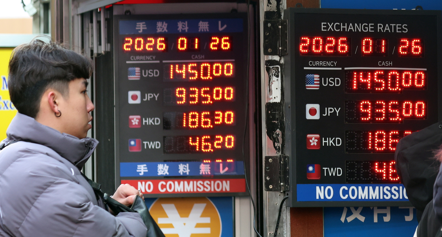 A customer at a foreign exchange counter converts currencies in Myeongdong in central Seoul on Jan. 26. [NEWS1]