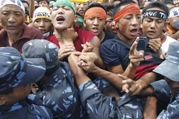 Tibetan refugees in Nepal confront Nepalese police. Source: AsiaNews.