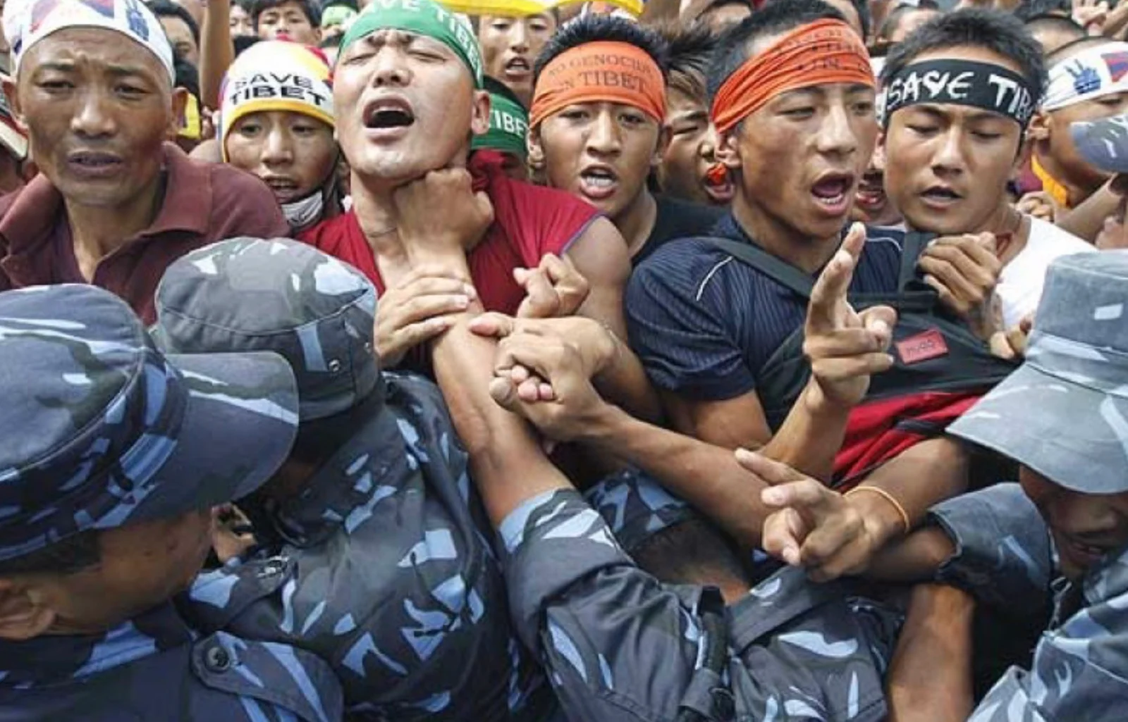 Tibetan refugees in Nepal confront Nepalese police. Source: AsiaNews.