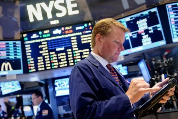 Wall Street Climbs to Records, Fed Cut Bets Grow on Jobs Revision