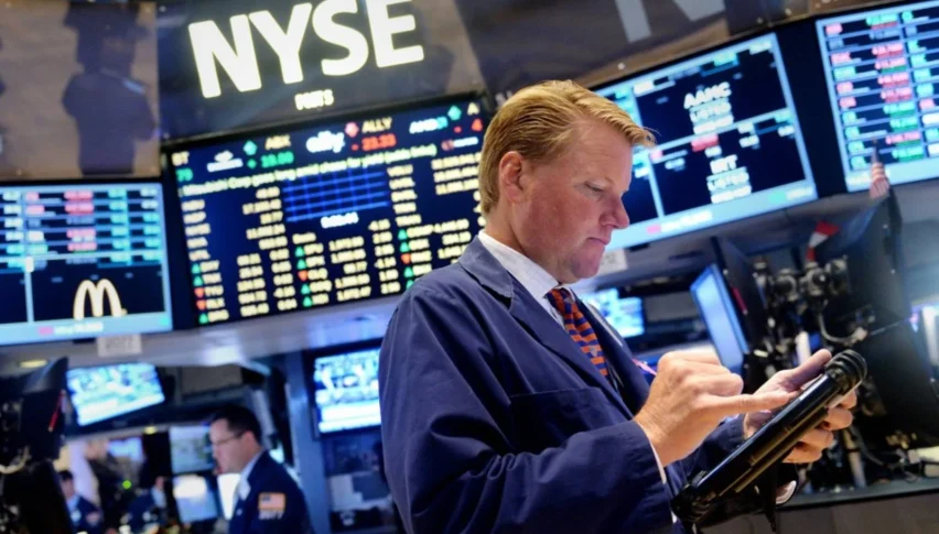 Wall Street Climbs to Records, Fed Cut Bets Grow on Jobs Revision