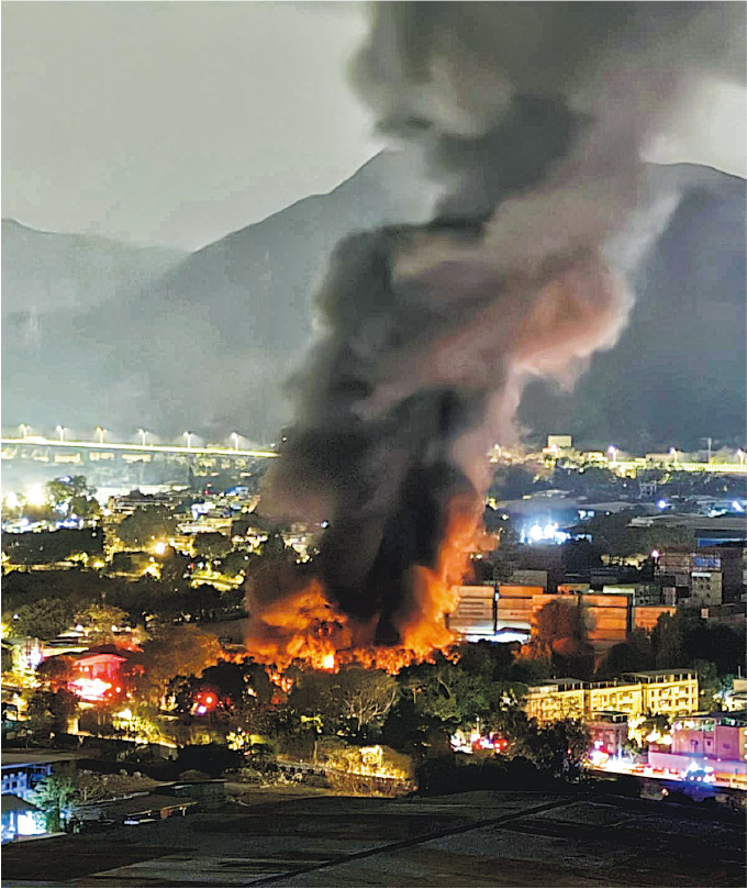 天水圍倉庫大火 近200人疏散 - 20260128 - 港聞 - 每日明報
