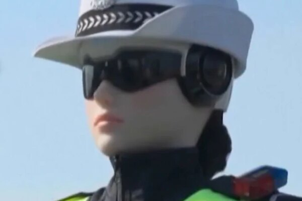 China rolls out robo-cops to push robots in daily life