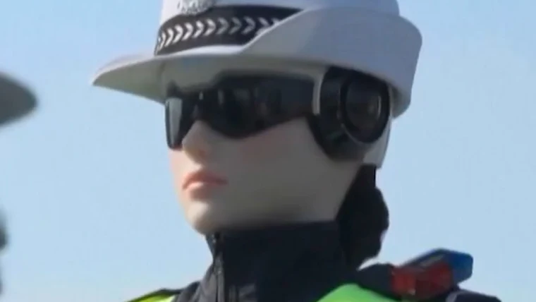 China rolls out robo-cops to push robots in daily life