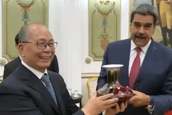 Maduro meets China's Qiu Xiaoqi
