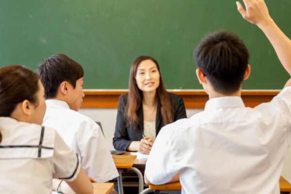 Hong Kong teachers to be given 1 year to obtain practising certificates