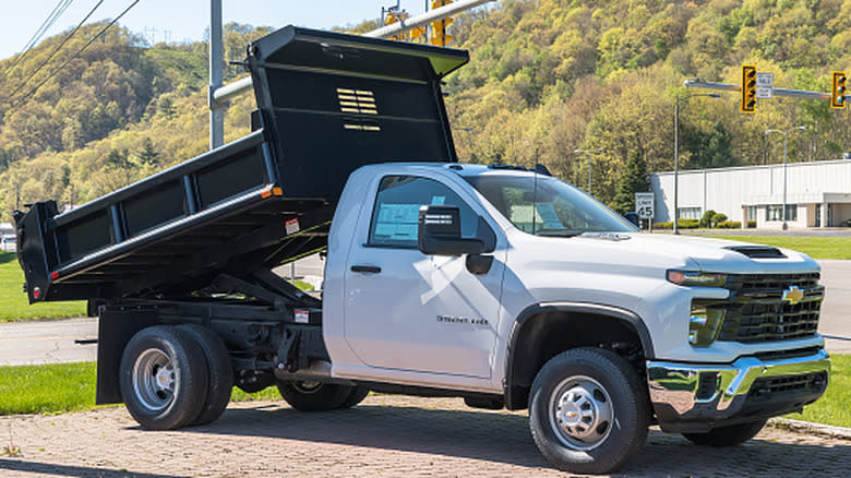 Front 3/4 view of Chevrolet Silverado 3500 HD chassis-cab dump truck