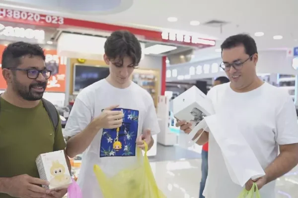 Customized sci-tech goods entice shoppers in Greater Bay Area ahead of Spring Festival