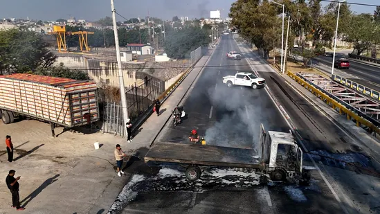 Armed civilians blocked several roads in the state of Jalisco, in western Mexico, following an operation by federal forces in the town of Tapalpa, local authorities reported.