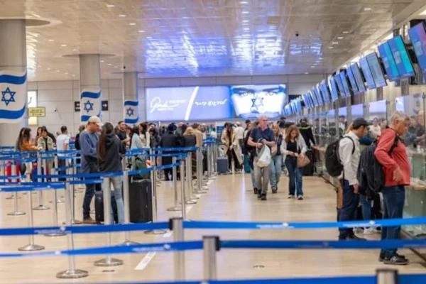 Travellers at Ben-Gurion Airport, October 23, 2025. (credit: NATI SHOHAT/FLASH90)