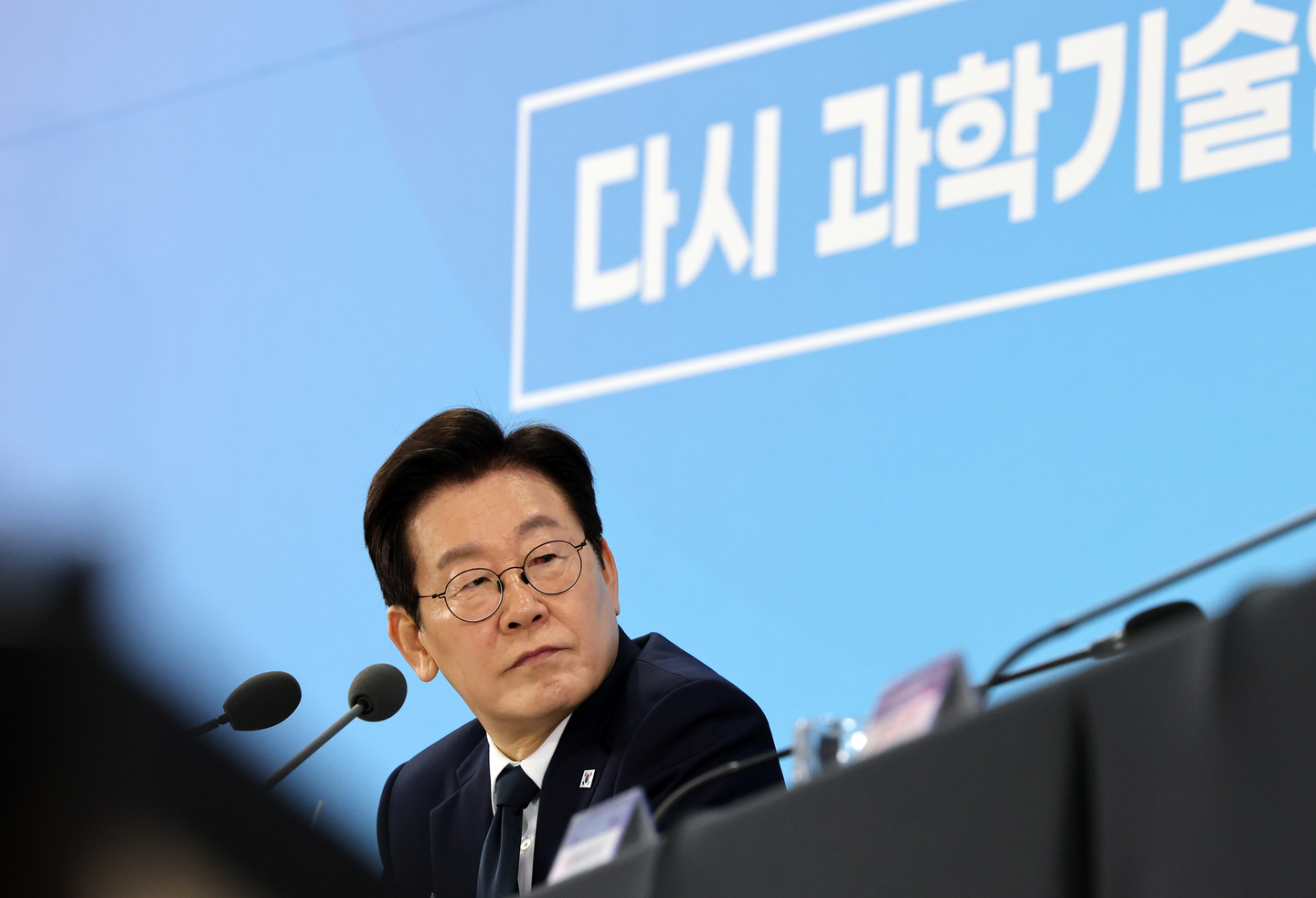 President Lee Jae Myung speaks during the public briefing titled “A Korea that dreams again of becoming a nation of scientists and engineers” at the National Science Museum in Yuseong District, Daejeon, on Nov. 7, 2025. [NEWS1]