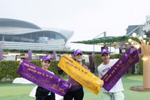 Each registered runner received a commemorative towel sponsored by CUHK.