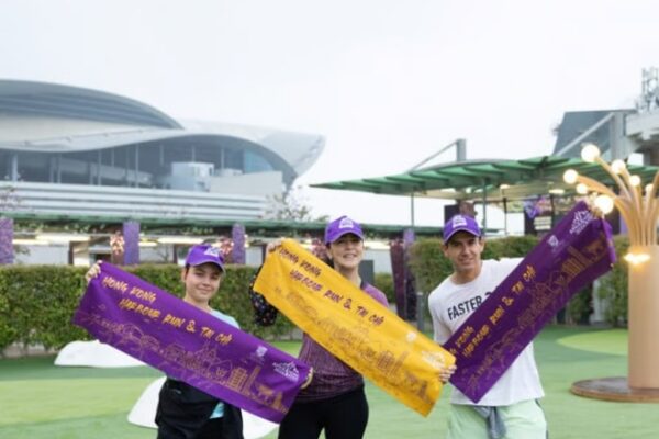 Each registered runner received a commemorative towel sponsored by CUHK.