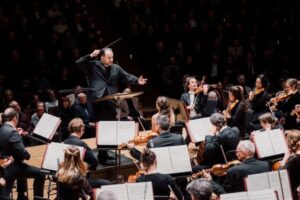 Music Director/Conductor Andris Nelsons with the orchestra ©Konrad Stöhr