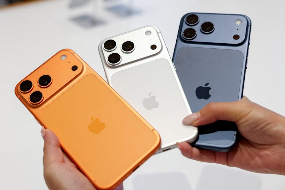FILE PHOTO: A person holds Apple’s new iPhone 17 series at an Apple store in Taipei, Taiwan, September 19, 2025. REUTERS/Ann Wang/File Photo