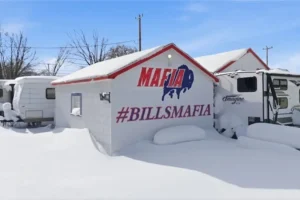 The buyer of the iconic "Bills Mafia House" paid $810,000—which is $110,000 more than the asking price. <span class="image-credit">(Realtor.com)</span>