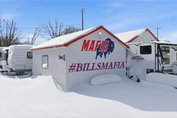 The buyer of the iconic "Bills Mafia House" paid $810,000—which is $110,000 more than the asking price. <span class="image-credit">(Realtor.com)</span>