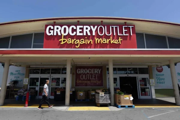 A customer walks into the Grocery Outlet in Oakland. The Emeryville-based discount grocery chain will close 36 underperforming stores after reporting a $218.2 million fourth quarter loss. (Douglas Zimmerman/SFGATE)