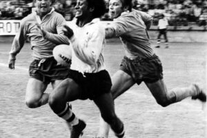 Fijian winger Seremaia Tui Cavuilati shows the dash that made his team such a big hit in the Rothmans/Cathay Pacific sevens at Hongkong Football Club on March 28, 1976. Photo: SCMP