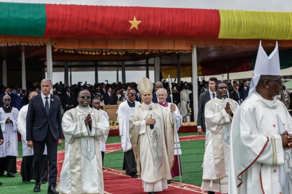El papa León junto a varias personas en una procesión.